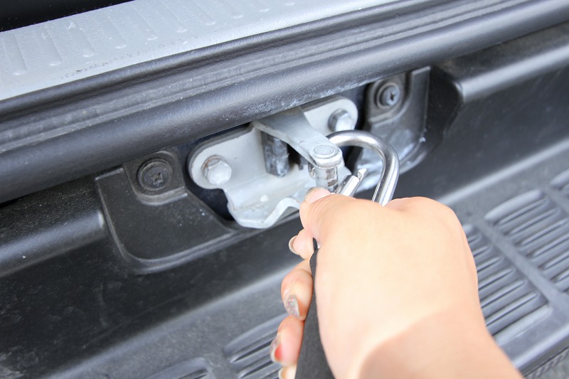ドアをちょっとだけ開けてロックできる！車中泊時の車内の換気に便利なアイテム - オグショーオフィシャルネットストアブログ