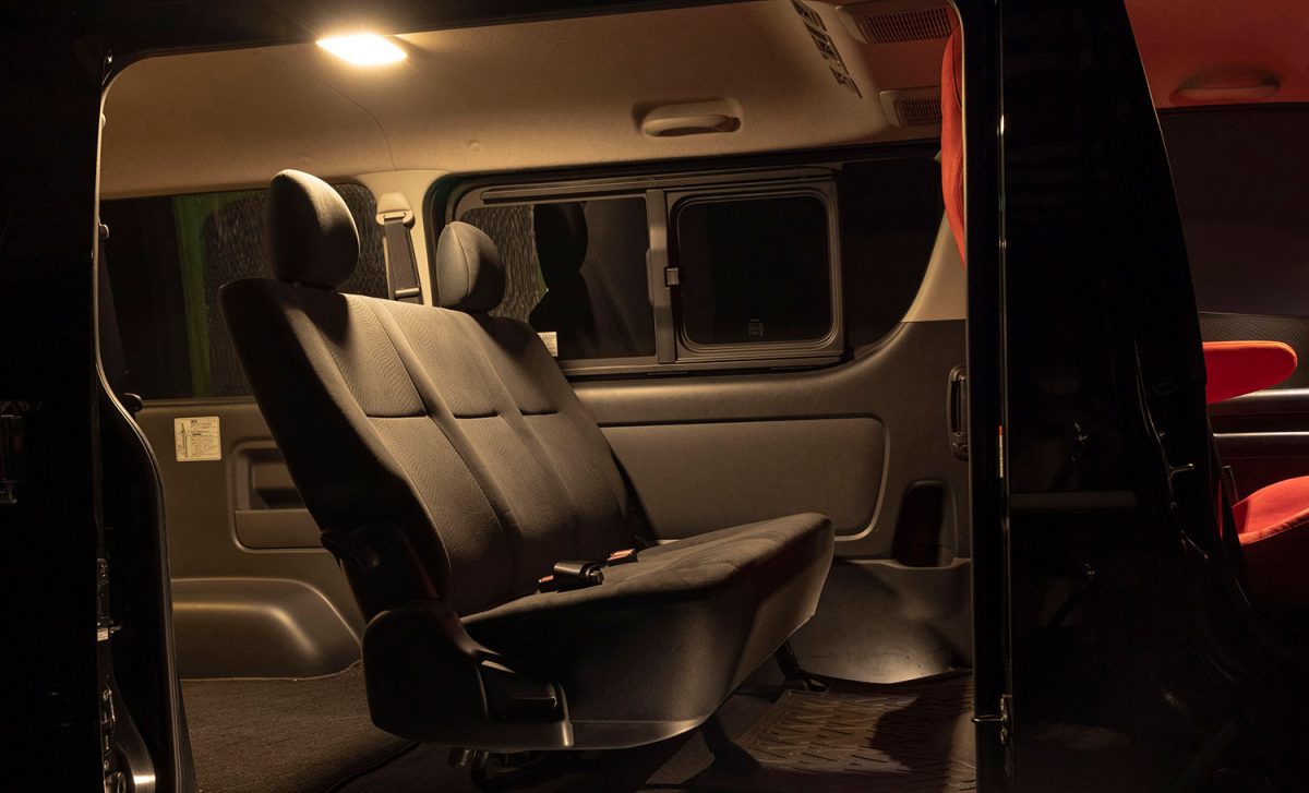 ハイエースのルームランプを電球色LEDに変えて車内に高級感を演出 - オグショーオフィシャルネットストアブログ